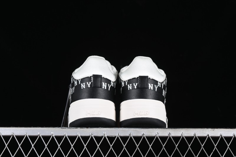 MLB Chunky Liner New York Yankees Hook & Loop Lightweight Platform Sneakers with 6cm Height Increase - 3ASXLM13N50BKS