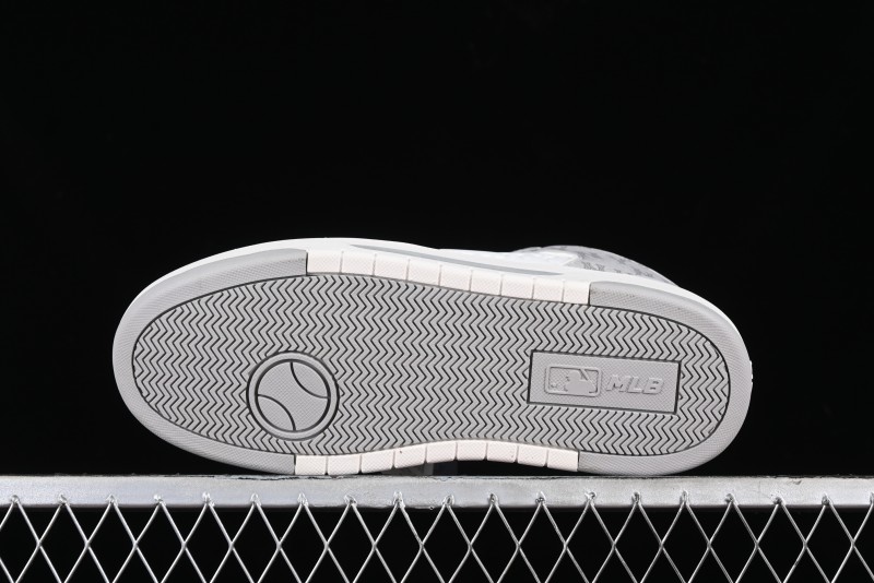 MLB Chunky Liner New York Yankees Sneakers with Lightweight Thick Sole and Hook Loop Closure - 3ASXCMM4N50GRS