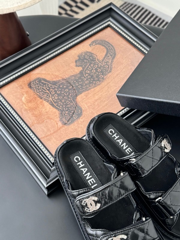 2025 Women Chanel Black Patent Leather Slippers LY00310