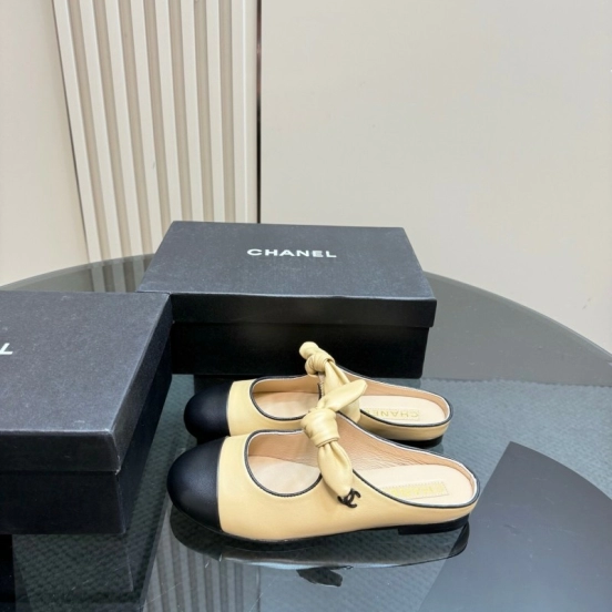 2025 Women Chanel Beige Black Leather Slippers KFY00270