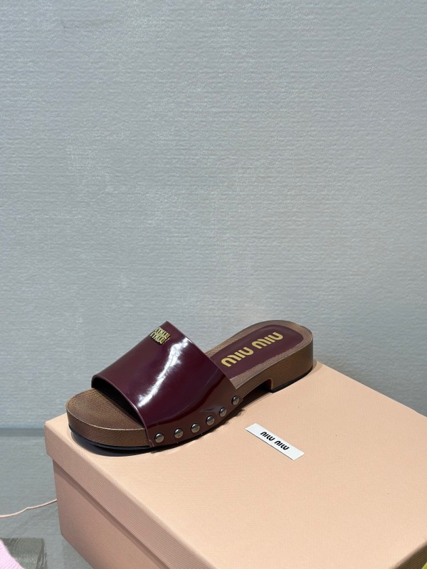 2025 Women Miu Miu Burgundy Patent Leather Slippers KFY00230