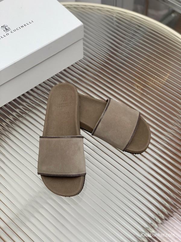 2025 Unisex Brunello Cucinelli Beige Suede Flat Slides Handcrafted With Rubber Sole KFY00240