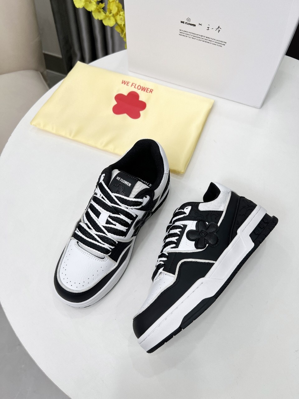 2025 Unisex WEFLOWER Black White Leather Sneakers LY00280