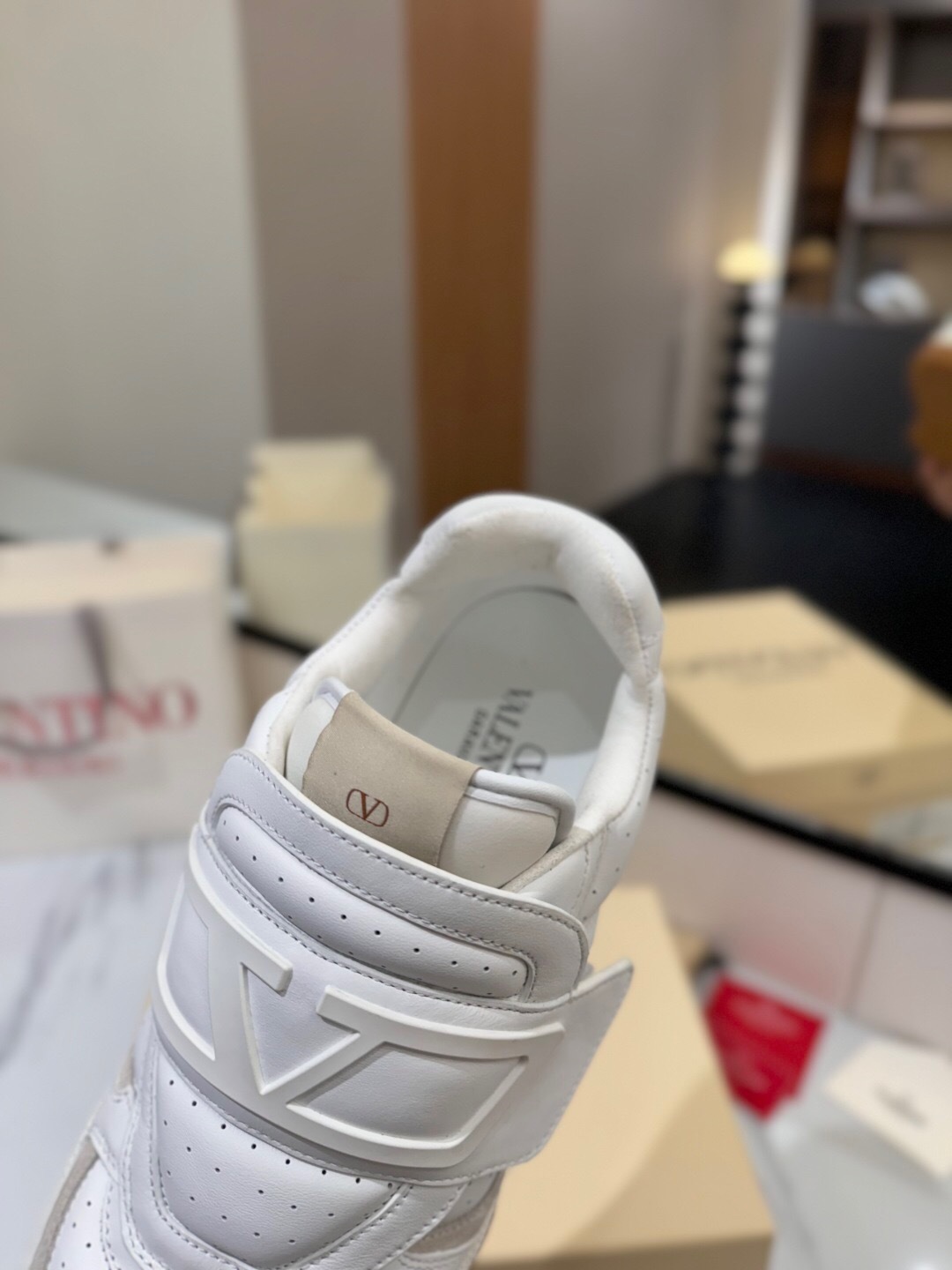 VALENTINO 2025 SS Casual Sneakers with V-Strap Design - AS00410