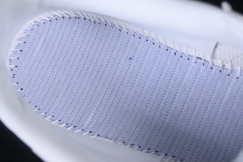 Adidas Originals Bermuda Low-Top Skateboarding Shoes with Non-Slip and Lightweight Design - CQ2782