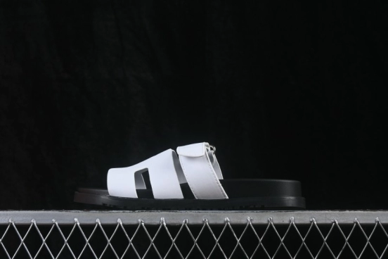 Hermes Chypre Flat Sandals with Iconic Sole Design - AJE5